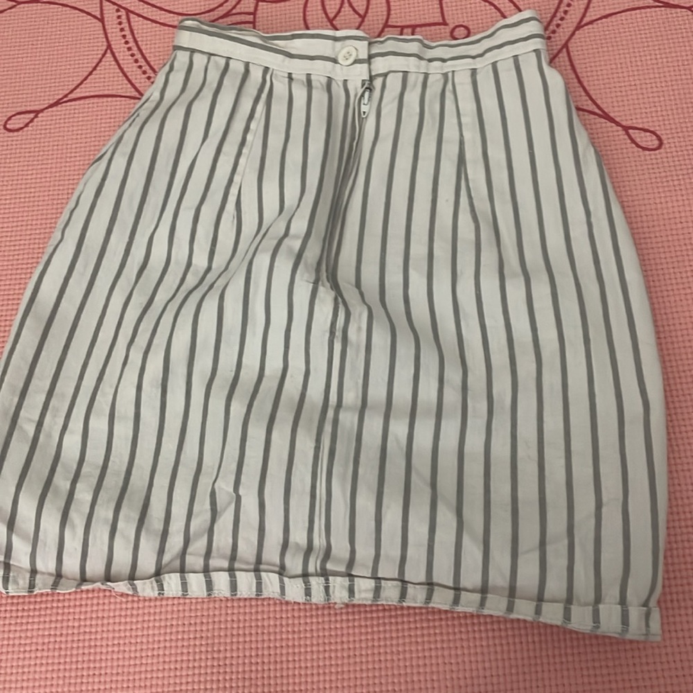 Mini skirts - Picture 9 of 9